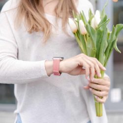 Cashmere-Rose-AW-stingray-leather-band-with-a-white-tulip