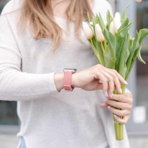 Cashmere-Rose-AW-stingray-leather-band-with-a-white-tulip