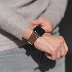 Old_Brown-Apple-watch--vintage-calf-leather-band-close-up-in-a-sunny-day