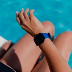 Deep-ocean-Apple-waatch-blue-rubber-band-close-to-a-waterpool