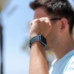 Gloomy-Apple-wtch-black-rubber-band-keeping-an-eyewear