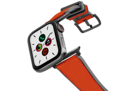 Lobster_Apple_Watch_caoutchouc-band-with-a-space-grey-case-on-air
