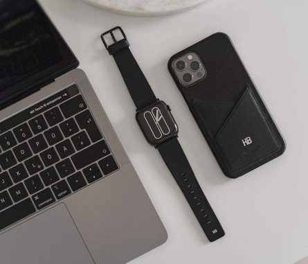 Carbon_Core-Cassel-Apple-black-combo-products-close-to-a-silver-macbook-pro