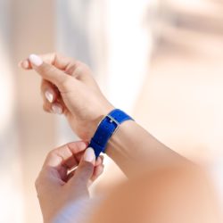 Blueberry Summer-Apple-watch-blue-fluo-band-on-a-feminne-tunned-wrist-bs