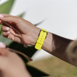 Laser Lemon-Apple-watch-yellow-fluo-band-and-a-woman-with-an-eyewear