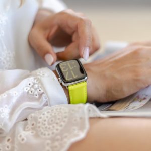 Laser Lemon-Apple-watch-yellow-fluo-band-on-a-white-dress