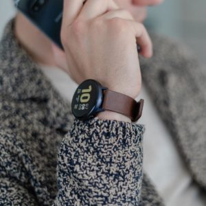 Galaxy-watch-active--brown-full-grain-leatehr-band-with-a-focus-on-a-side