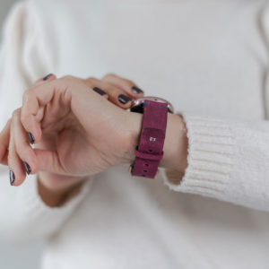 galaxy-watch-active-colonial-red-on-wrist-for-her-with-a-white-shirt