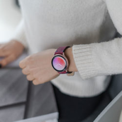 galaxy-watch-active-colonial-red-on-wrist-for-her-close-up