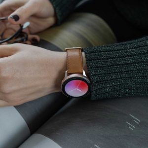 galaxy-watch-active-goldstone-on-wrist-for-her-close-up