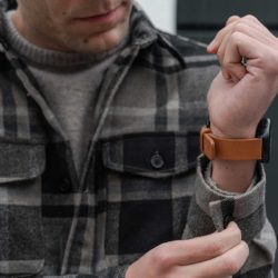 galaxy-watch-active-tawny-on-wrist-for-him-sporty-outfit