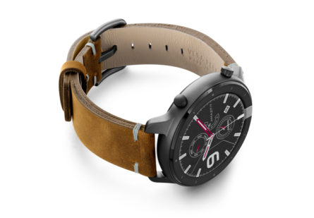Amazfit-GTR-smoked-walnut-vintage-leather-band-with-display-on-right