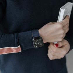 Apple-watch-deep-blue-natural-rubber-band-for-her-close-up