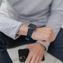 Apple-watch-deep-blue-natural-rubber-band-for-him-close-up