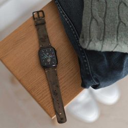 Apple-watch-green-grey-ancient-calf-leather-band-close-to-urban-outfit
