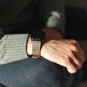 Apple-watch-green-grey-ancient-calf-leather-band-in-a-sunny-day