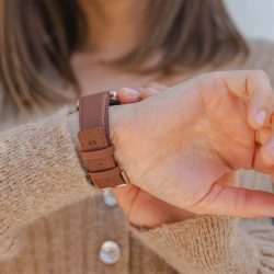 Anurka-Apple-watch-recylced-vegan-band-for-her-close-up-on-monogram