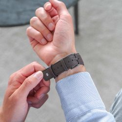 PumIla-Apple-watch-recylced-vegan-band-for-him-close-up-on-back