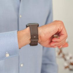 PumIla-Apple-watch-recylced-vegan-band-for-him-close-up-on-monogram