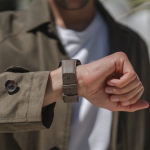 Strudel-Apple-watch-recycled-vegan-band-for-him-close-up-on-monogram